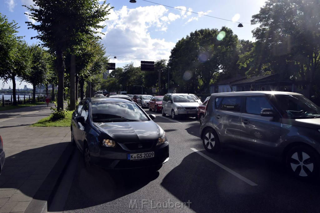 Koelner Seilbahn Gondel blieb haengen Koeln Linksrheinisch P384.JPG - Miklos Laubert